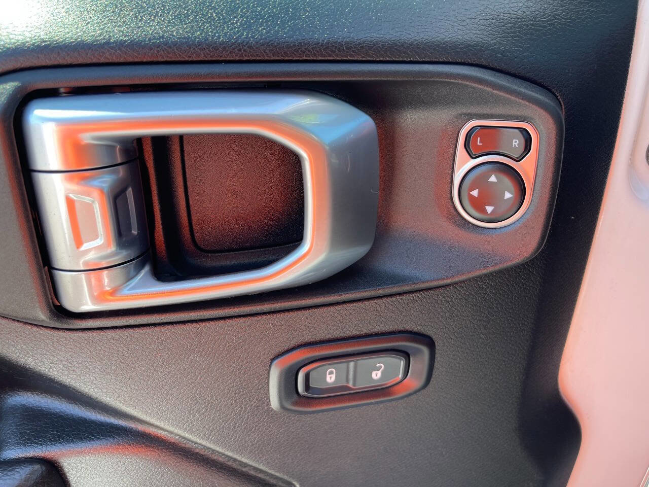 Used 2018 Jeep Wrangler Unlimited Rubicon w/ Steel Bumper Group image 15