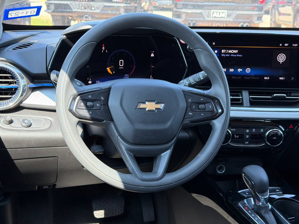 Used 2025 Chevrolet Trax LT FWD image 19