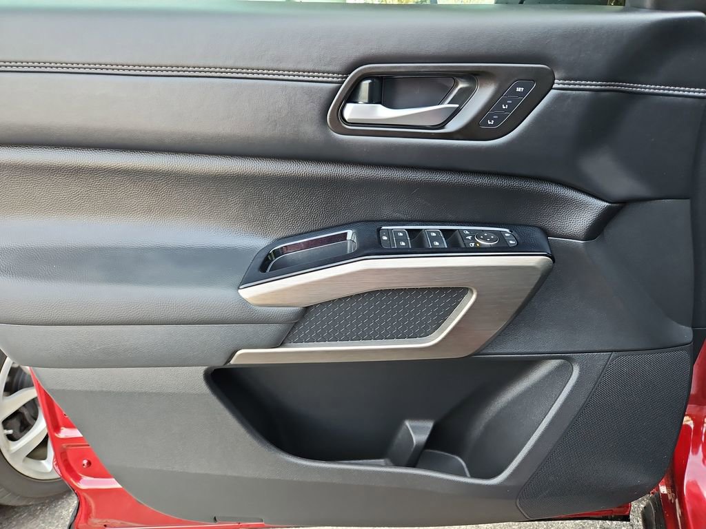 Used 2025 Nissan Pathfinder Platinum image 29