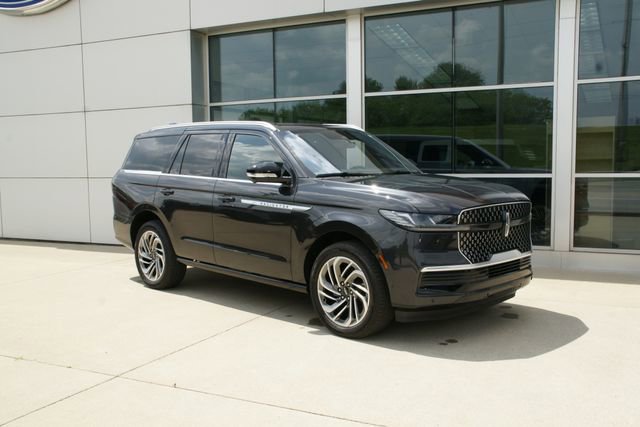 Used 2025 Lincoln Navigator Reserve AWD/4WD image 2