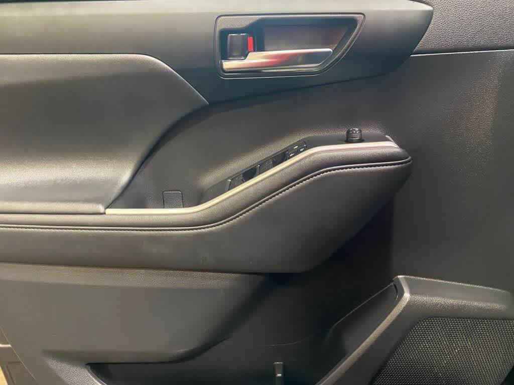 Used 2021 Toyota Highlander XLE image 12