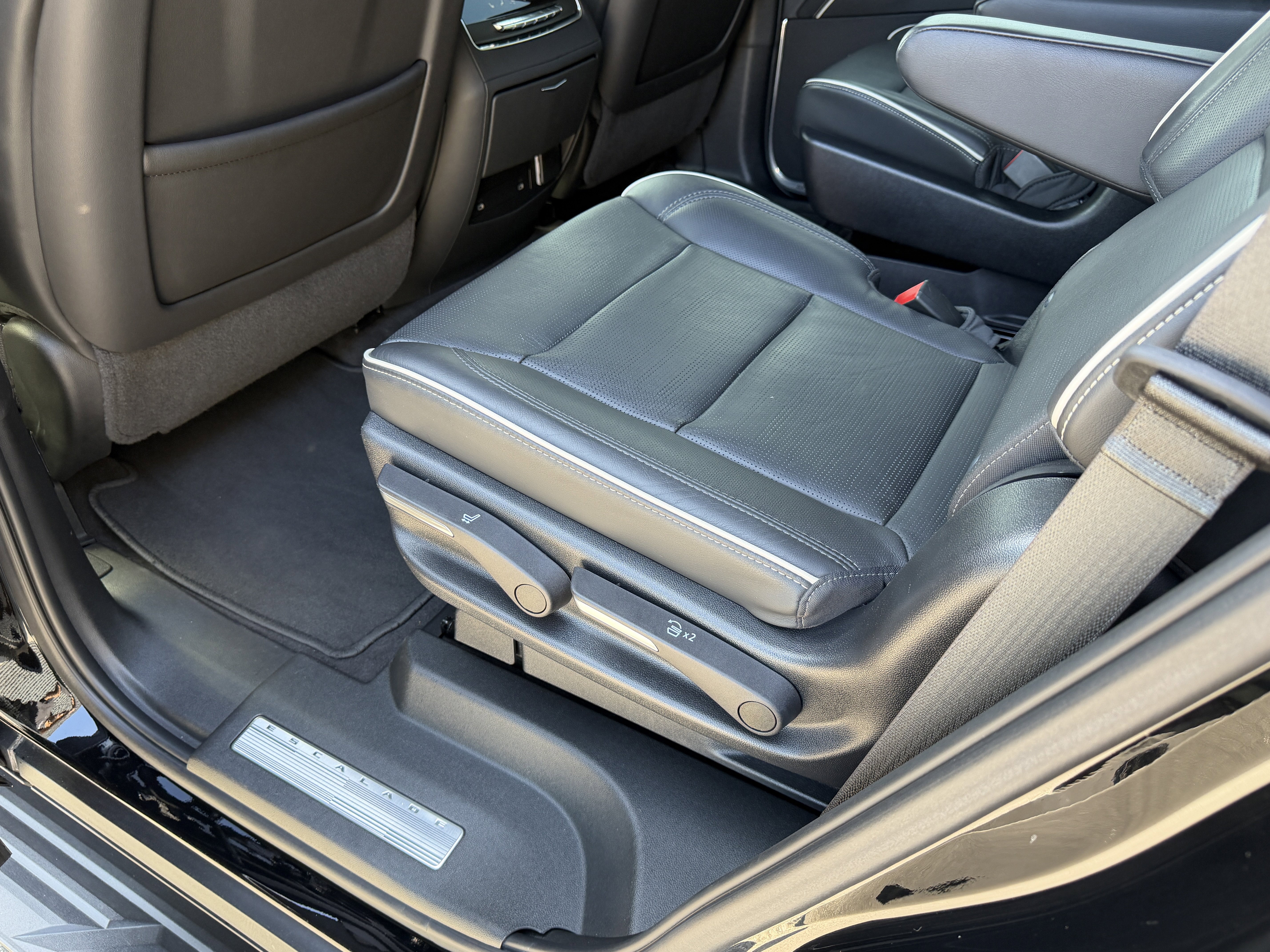 Used 2023 Cadillac Escalade Premium Luxury image 15