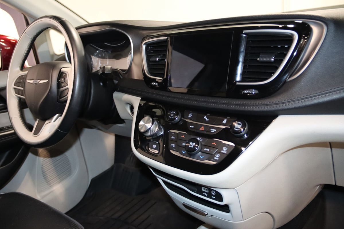 Used 2018 Chrysler Pacifica Limited FWD image 57