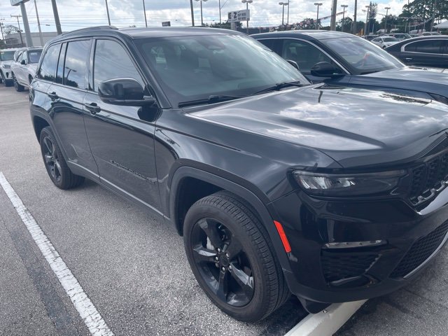 Used 2024 Jeep Grand Cherokee Limited w/ Black Appearance Package AWD/4WD image 2