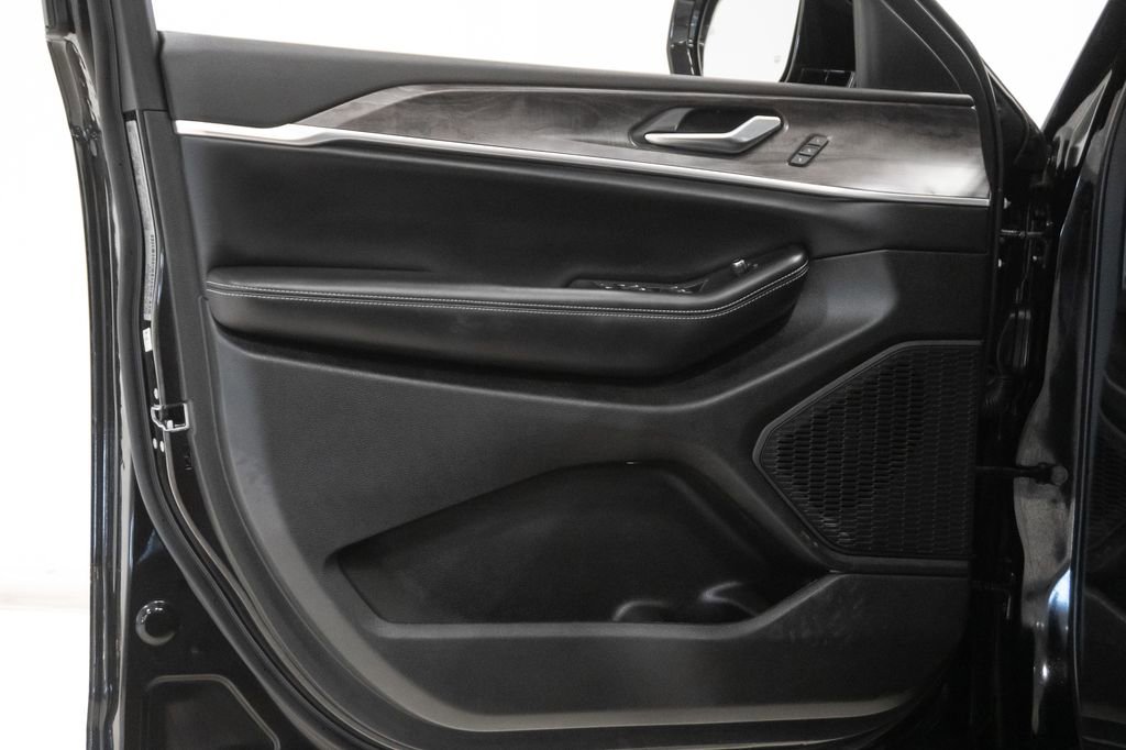 Certified 2024 Jeep Grand Cherokee L Limited w/ Black Appearance Package image 6