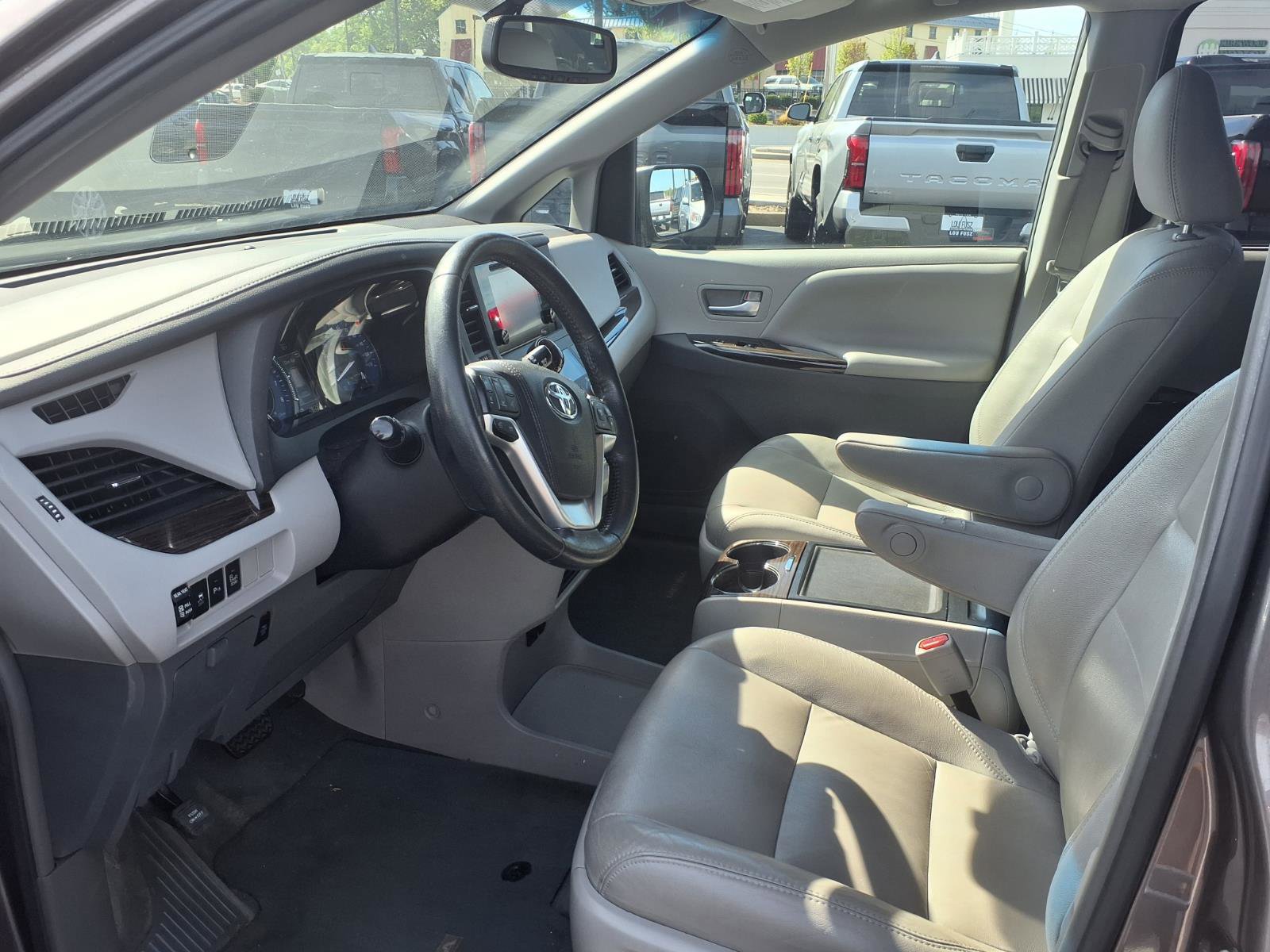 Used 2017 Toyota Sienna XLE Premium FWD image 19
