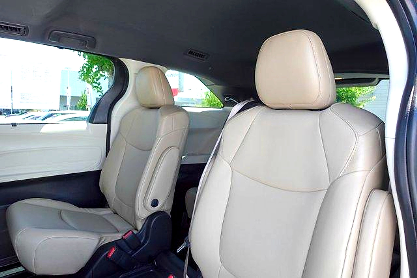 Used 2022 Toyota Sienna XLE w/ XLE Plus Package FWD image 24