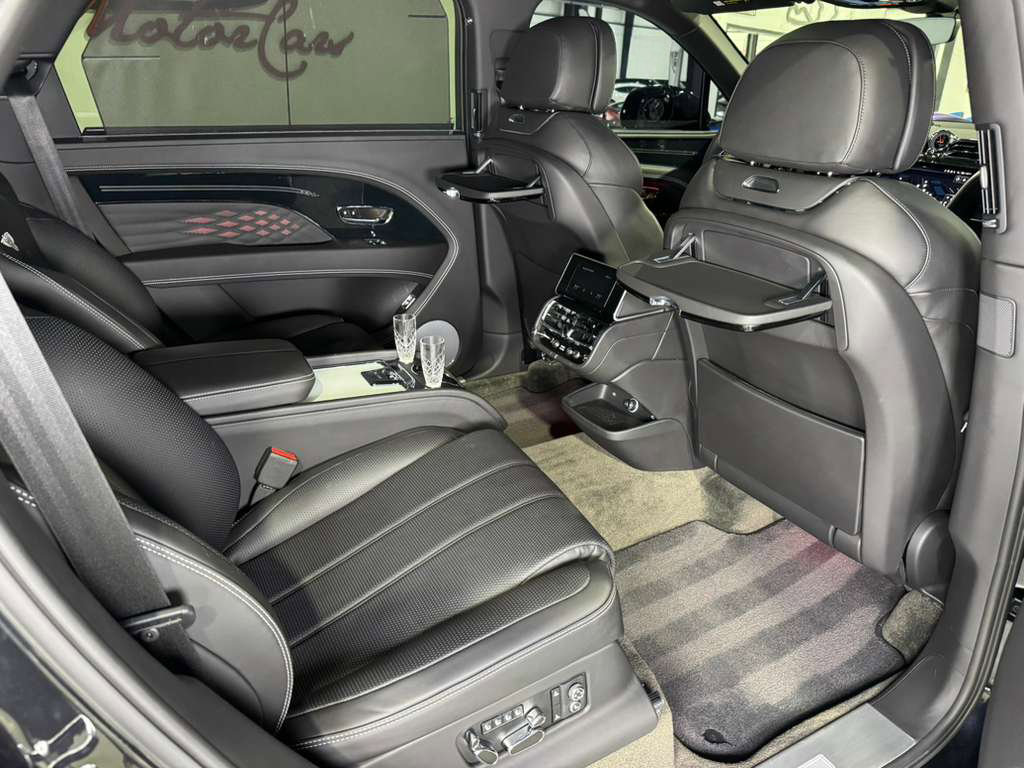 Used 2023 Bentley Bentayga Extended Wheelbase image 18