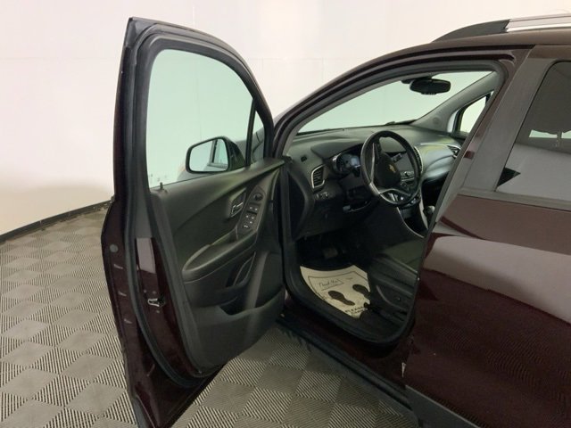 Used 2022 Chevrolet Trax LT w/ LT Convenience Package image 11