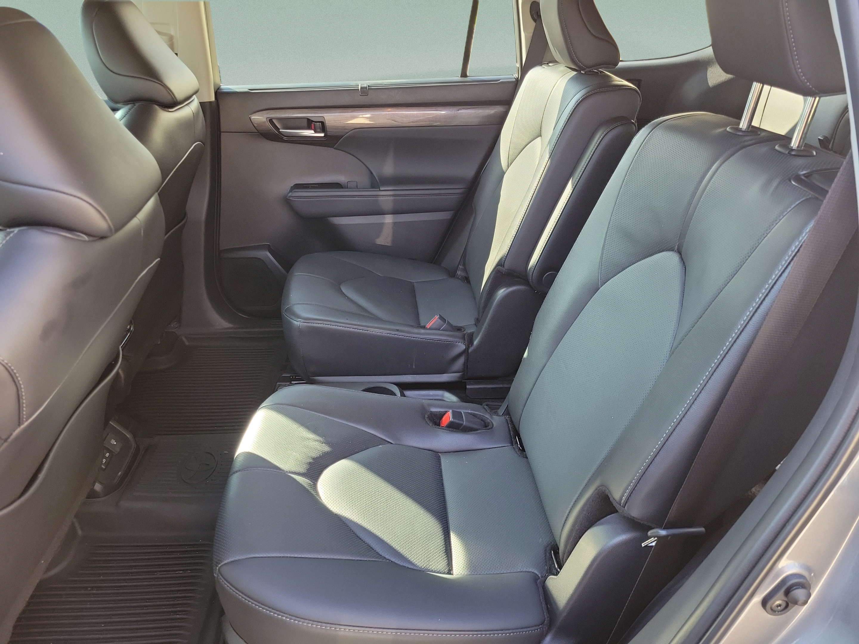 Certified 2025 Toyota Highlander Limited FWD image 24