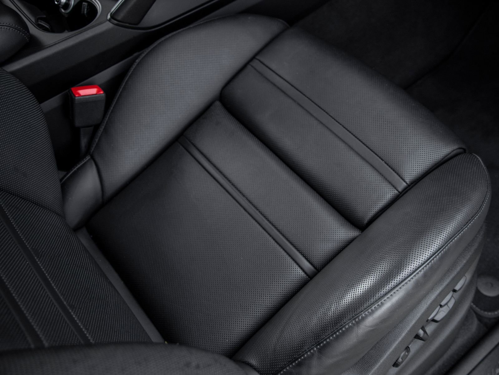 Used 2025 Porsche Cayenne GTS AWD/4WD image 45