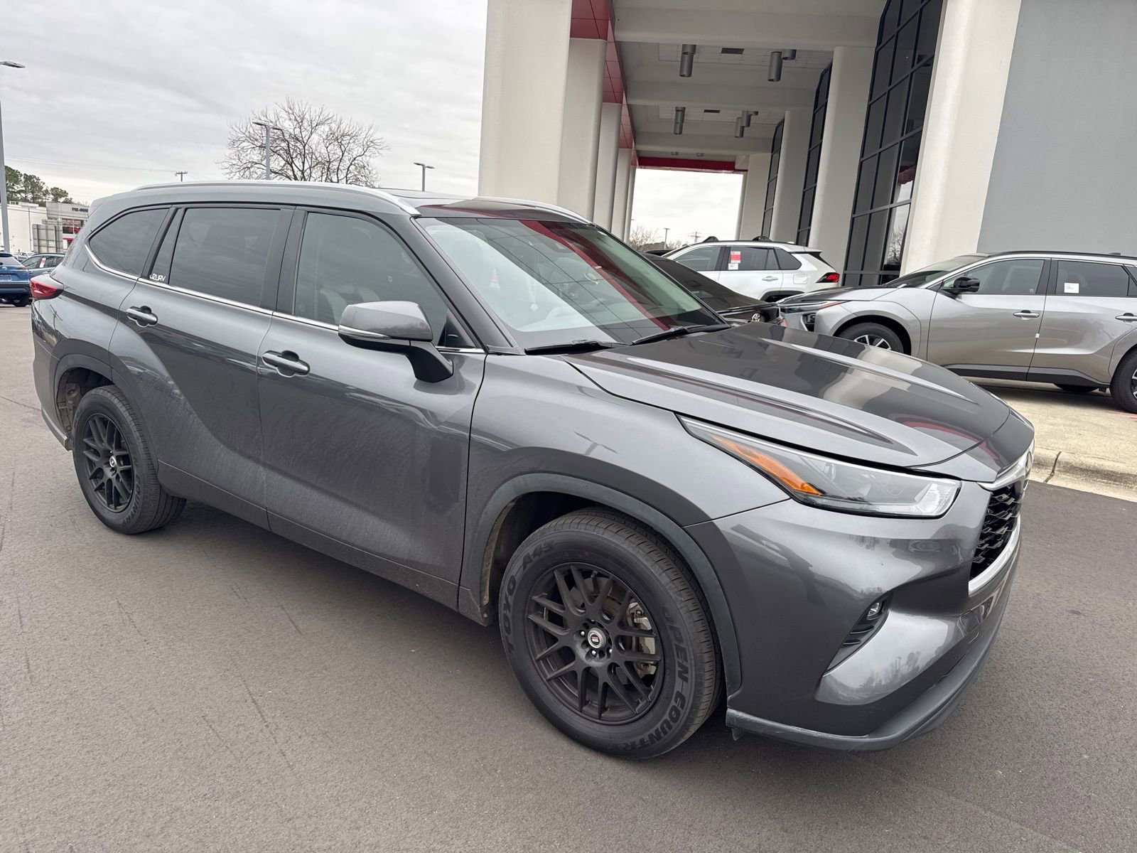 Used 2023 Toyota Highlander XLE image 5