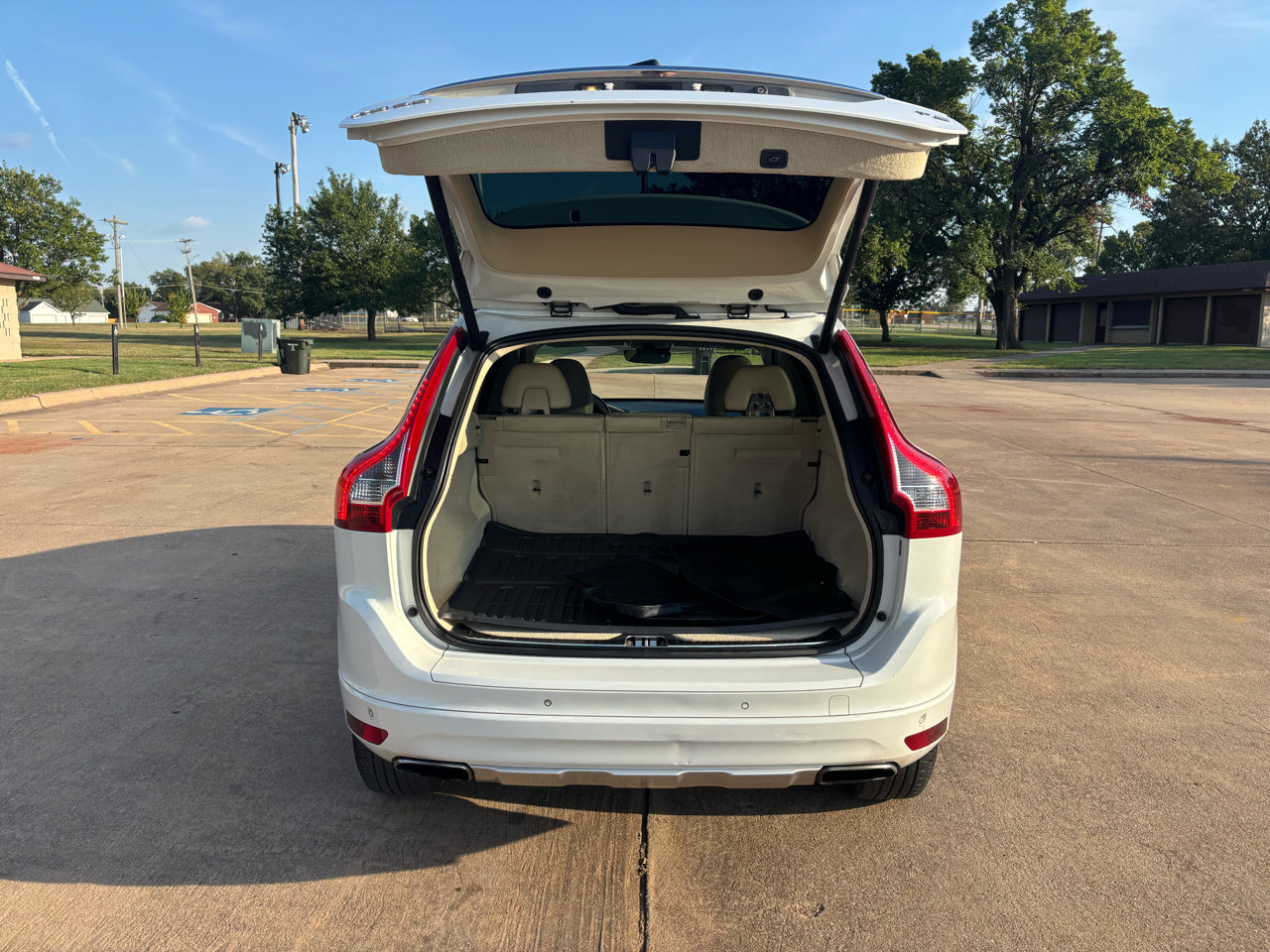 Used 2015 Volvo XC60 T6 w/ Proximity Package image 26