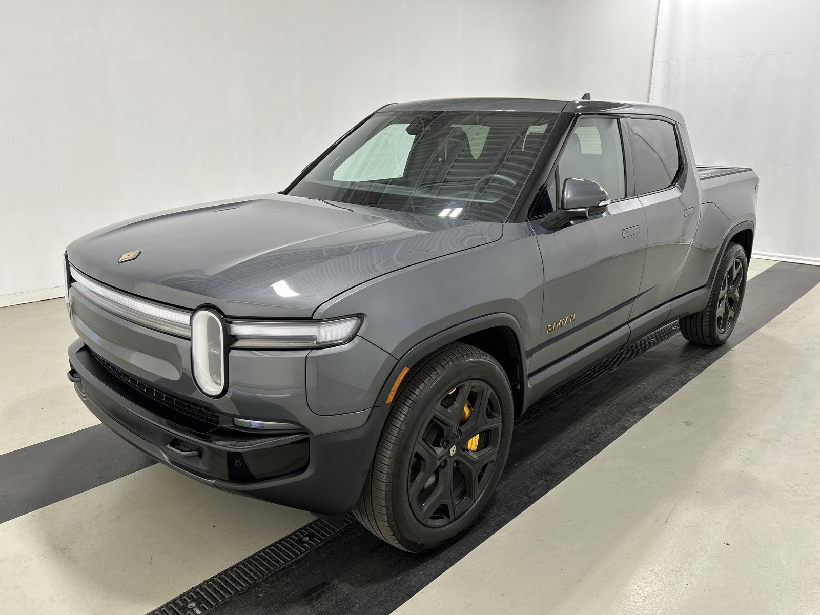 Used 2025 Rivian R1T Premium AWD/4WD image 1