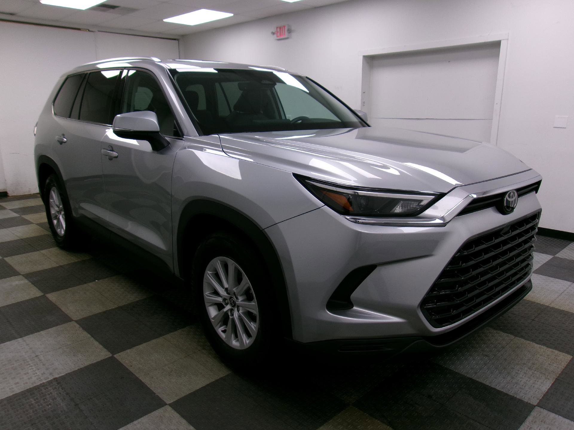 Used 2024 Toyota Grand Highlander AWD image 17