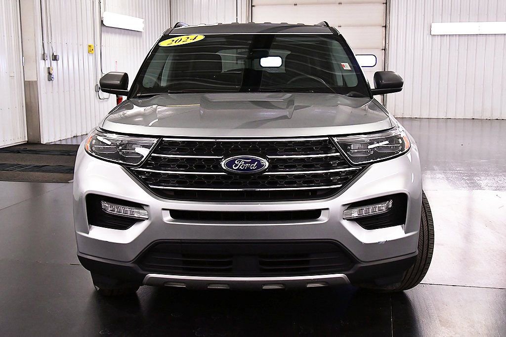 Used 2024 Ford Explorer XLT w/ Equipment Group 202A AWD/4WD image 2