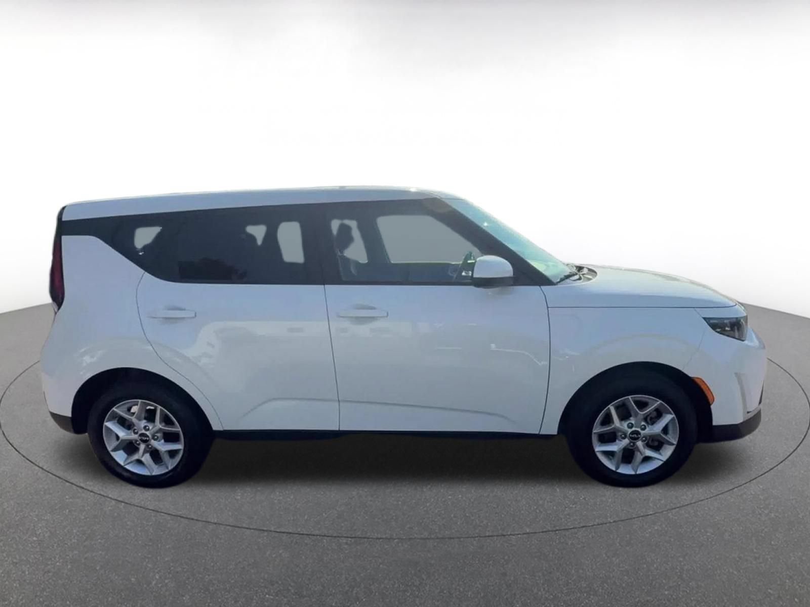 Used 2025 Kia Soul LX w/ LX Technology Package FWD image 16