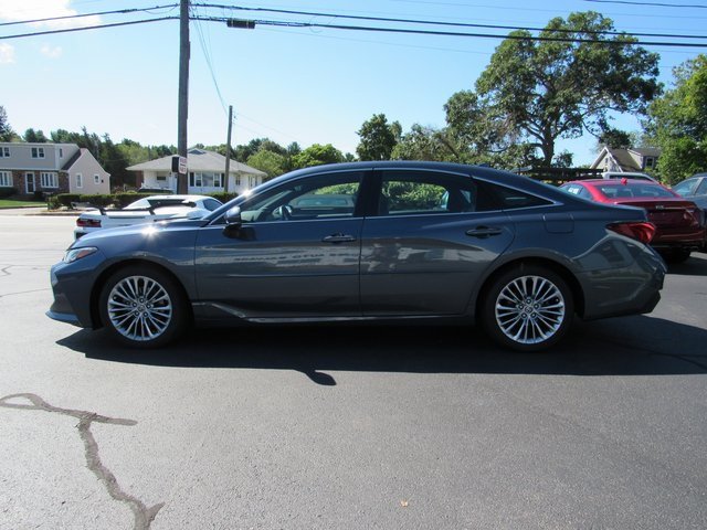 Used 2022 Toyota Avalon Limited image 2