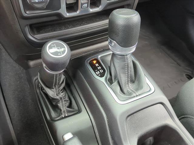 Used 2022 Jeep Gladiator Overland w/ LED Lighting Group AWD/4WD image 12