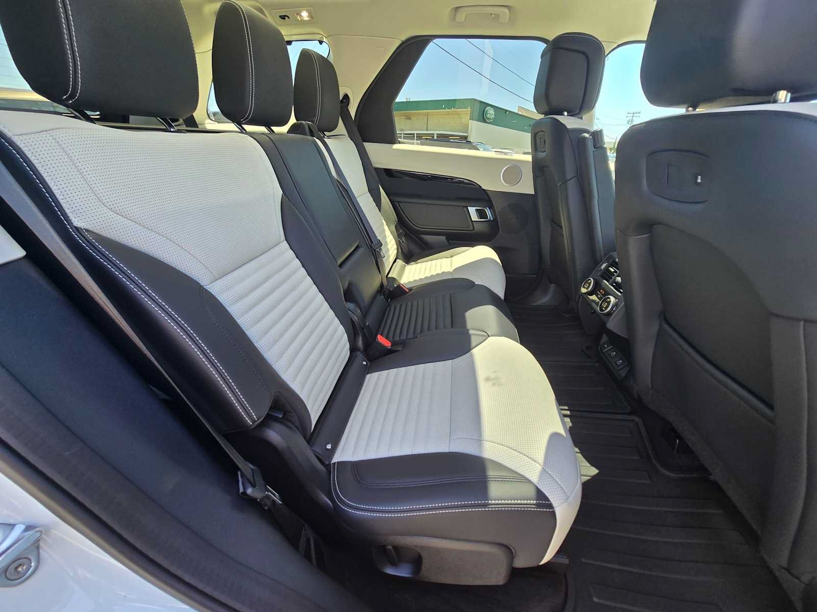 Used 2025 Land Rover Discovery S AWD/4WD image 12