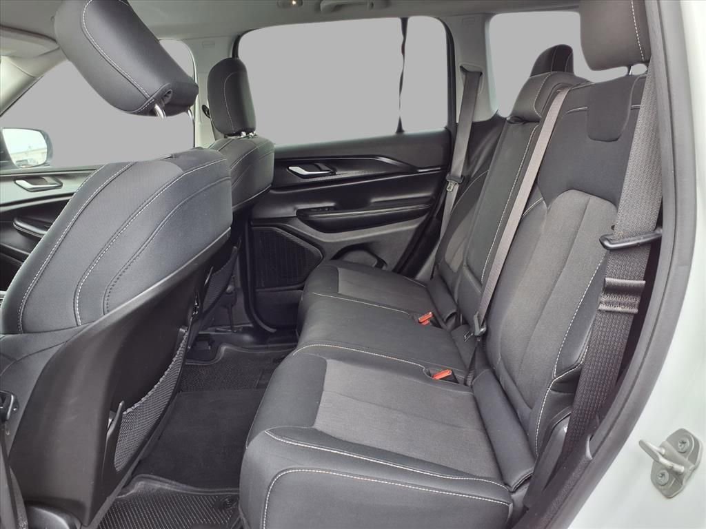 Used 2023 Jeep Grand Cherokee Laredo image 23