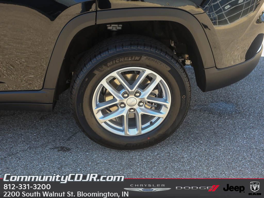 New 2025 Jeep Grand Cherokee Laredo X w/ Luxury Tech Group I AWD/4WD image 5