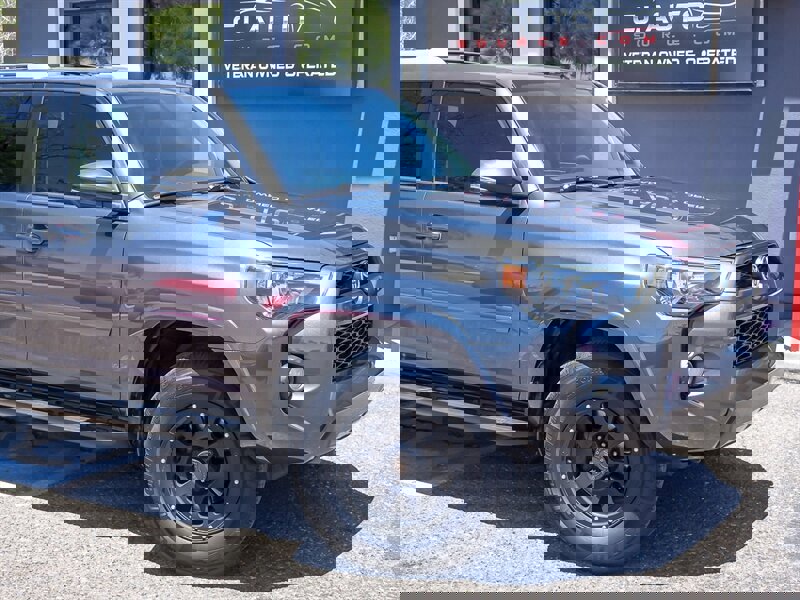 Used 2018 Toyota 4Runner SR5 Premium image 3