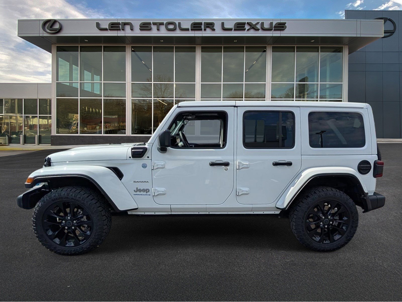 Used 2024 Jeep Wrangler Unlimited Sahara AWD/4WD image 6