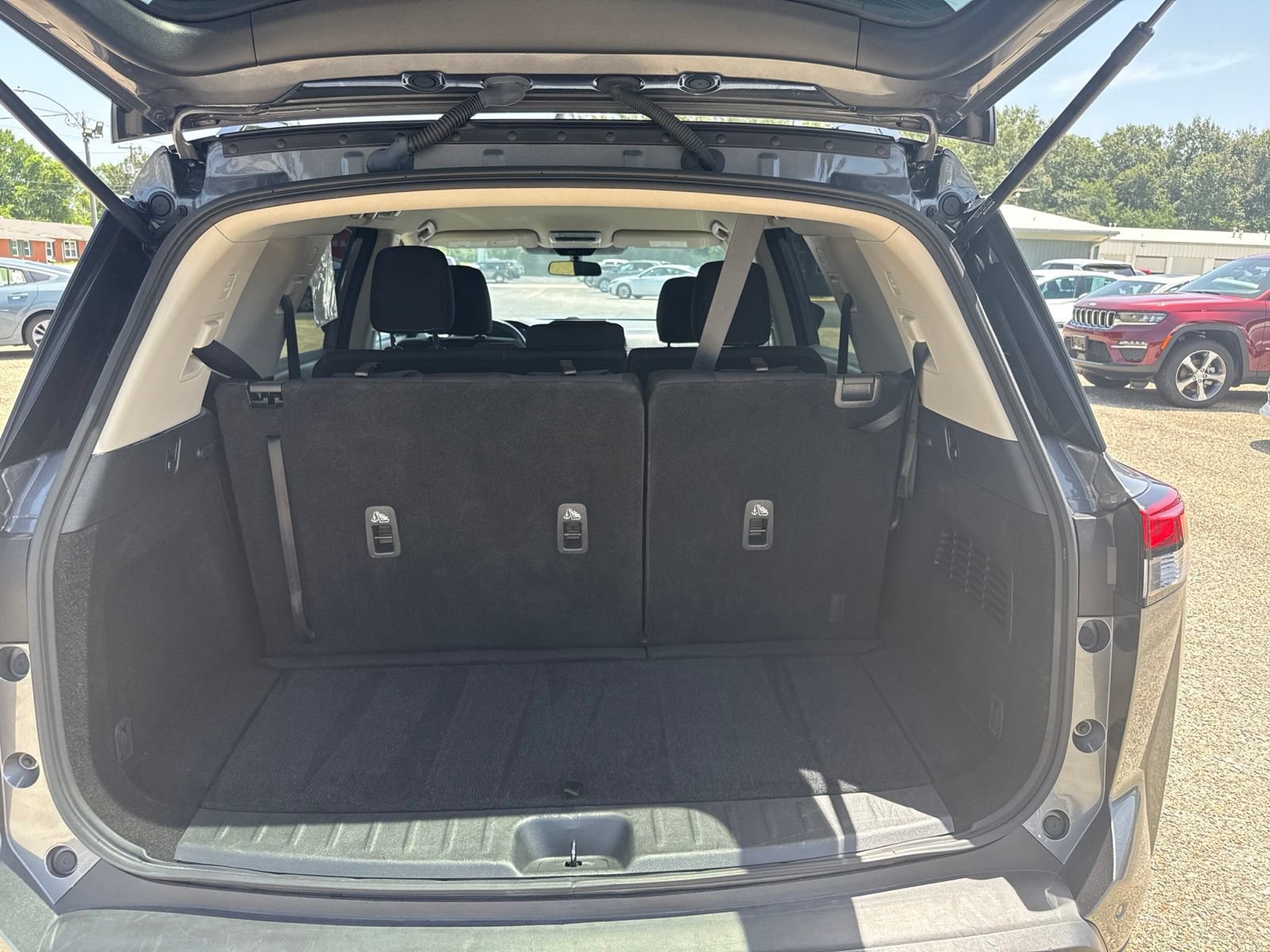 Used 2024 Nissan Pathfinder SV FWD image 11