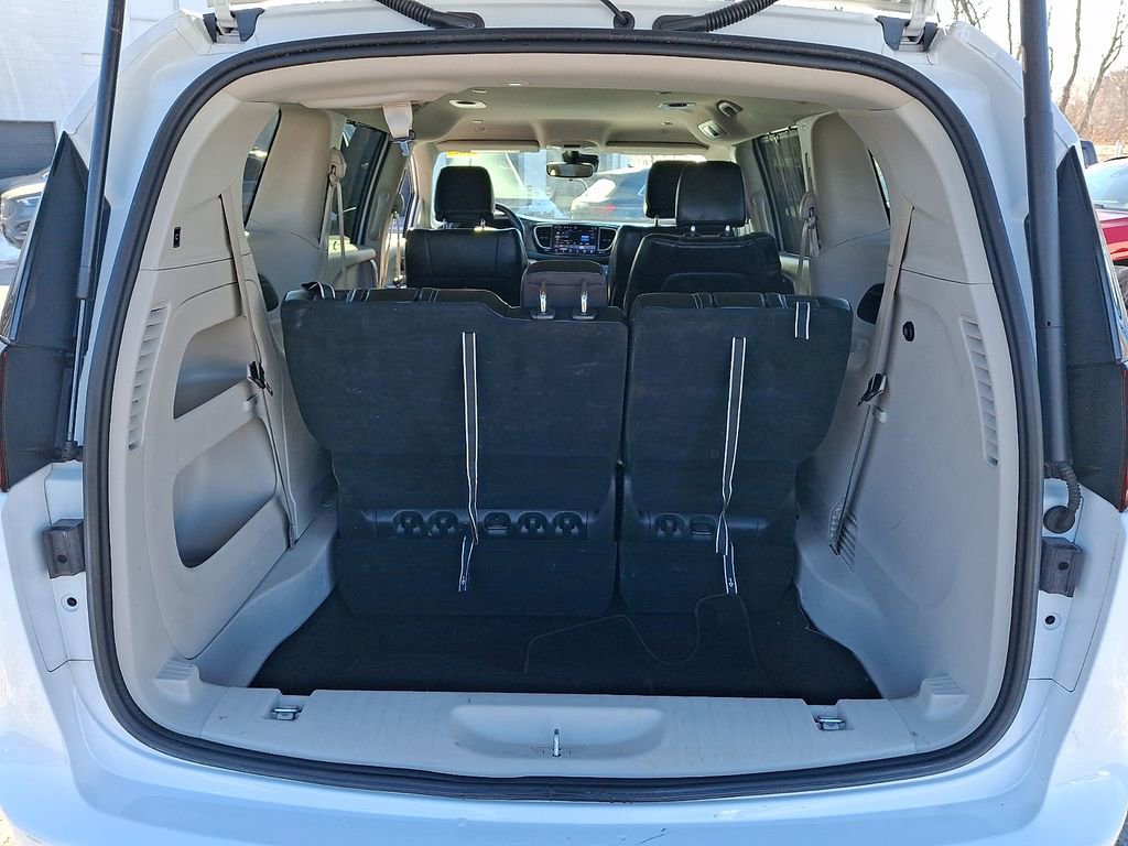 Used 2023 Chrysler Pacifica Touring-L image 30