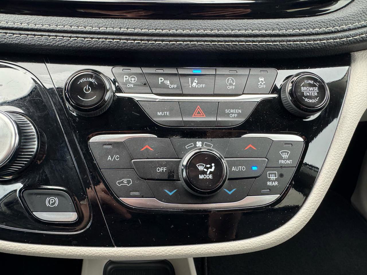 Used 2024 Chrysler Pacifica Touring-L image 29