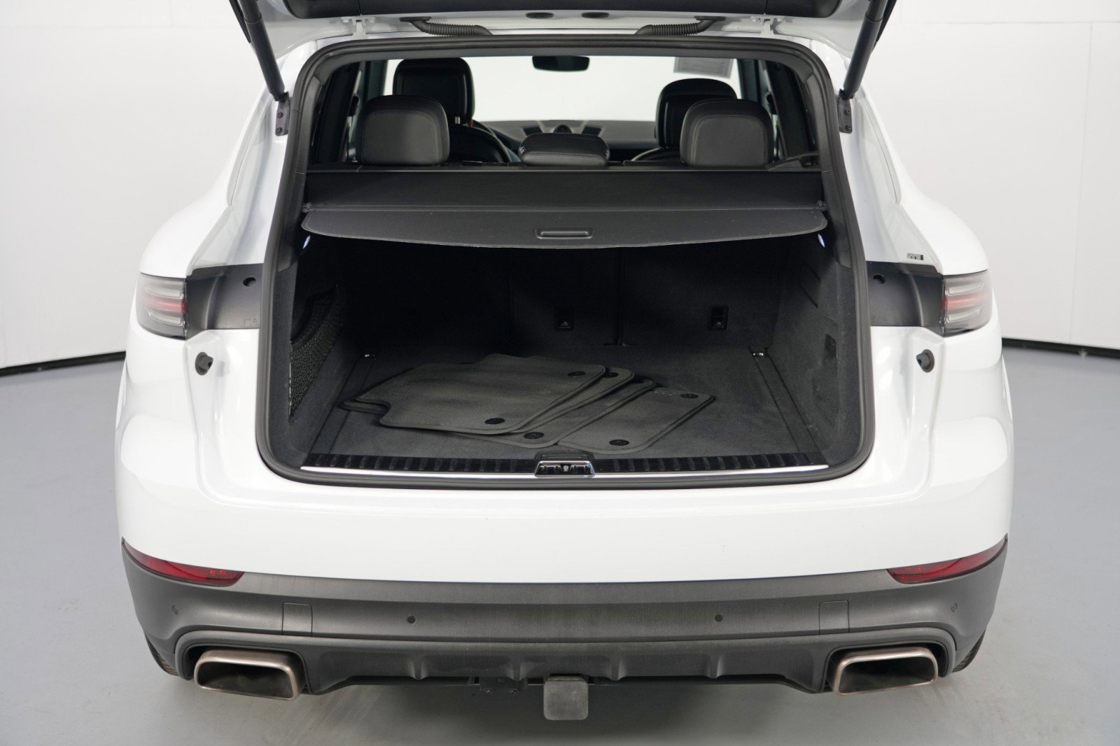 Used 2023 Porsche Cayenne Platinum Edition w/ Premium Package image 10