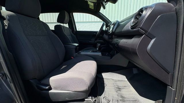Used 2018 Toyota Tacoma TRD Sport AWD/4WD image 14