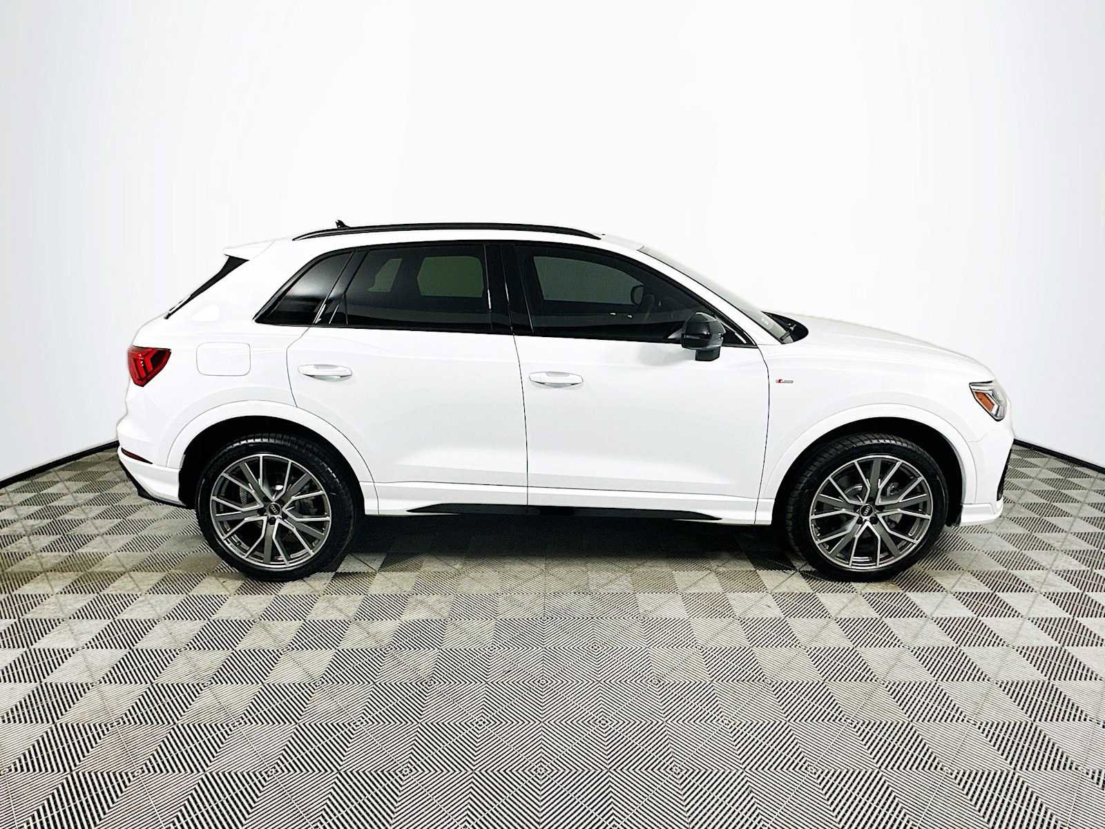 Certified 2025 Audi Q3 2.0T Premium Plus w/ Premium Plus Package image 8