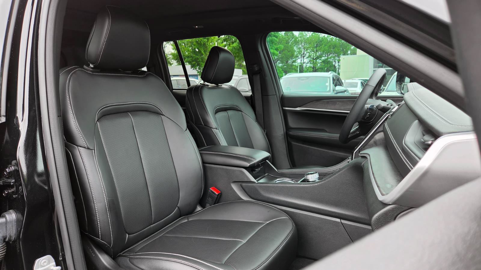 Used 2025 Jeep Grand Cherokee Limited w/ Luxury Tech Group II RWD image 56