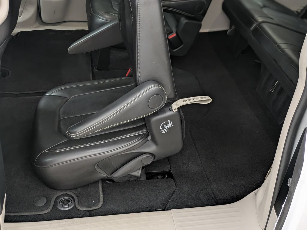 Used 2024 Chrysler Pacifica Touring-L FWD image 40
