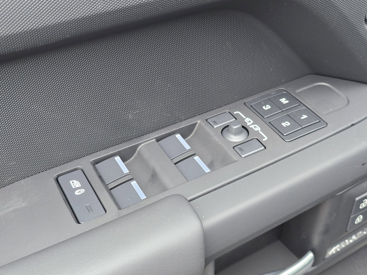 New 2026 Land Rover Defender 110 X-Dynamic SE image 39