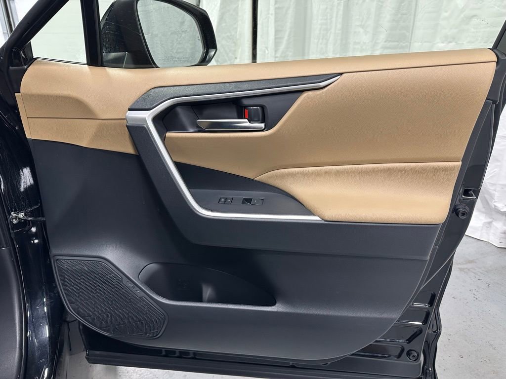 Used 2025 Toyota RAV4 XLE image 57