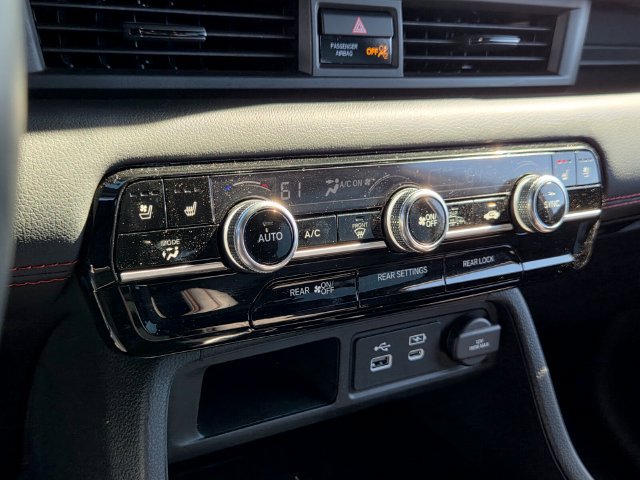 Used 2025 Honda Pilot Black Edition image 24