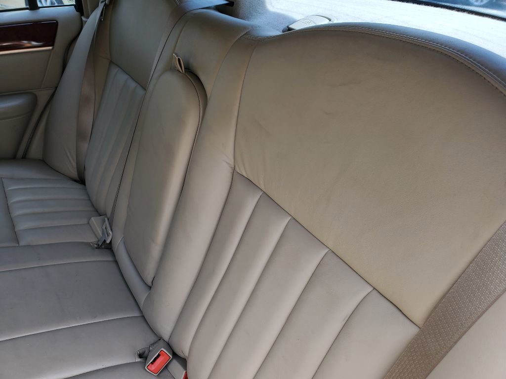 Used 2003 Lincoln Town Car Executive image 26