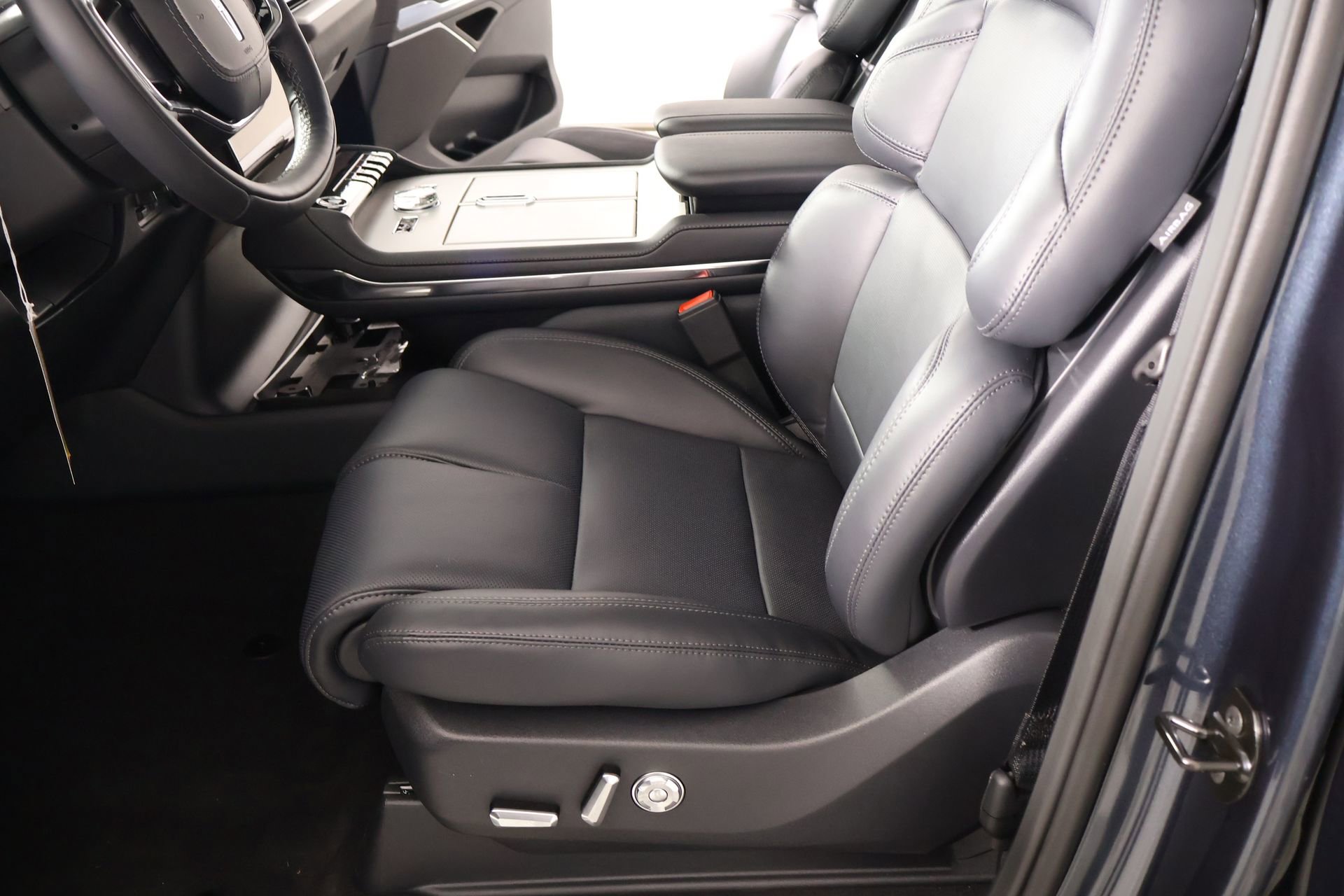 New 2026 Lincoln Navigator Reserve w/ Jet Appearance Package image 11