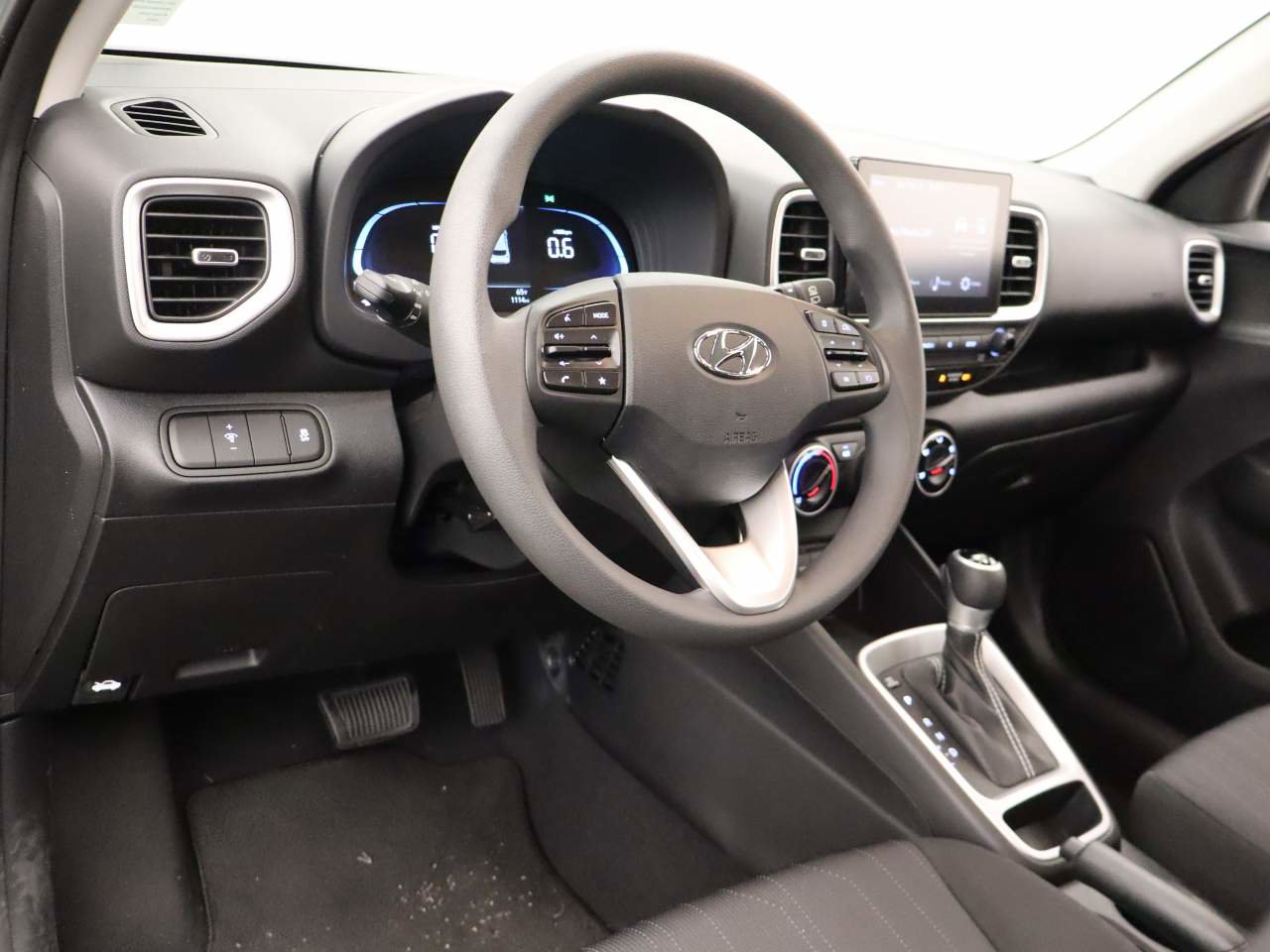 Used 2025 Hyundai Venue SE image 14