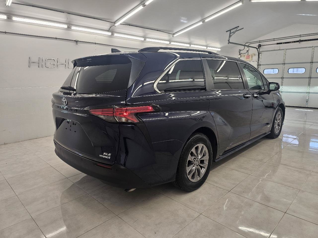 Used 2021 Toyota Sienna XLE w/ XLE Plus Package AWD/4WD image 4