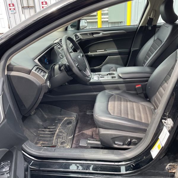 Used 2017 Ford Fusion SE w/ Equipment Group 201A image 3