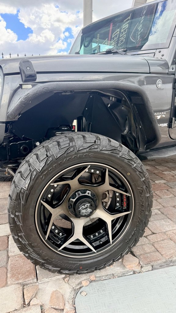 Used 2018 Jeep Wrangler Sahara w/ Connectivity Group AWD/4WD image 25