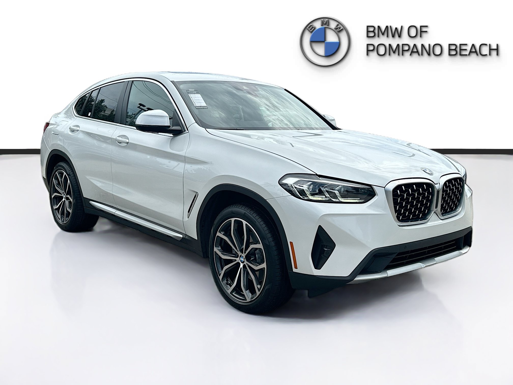 Used 2023 BMW X4 xDrive30i AWD/4WD image 1