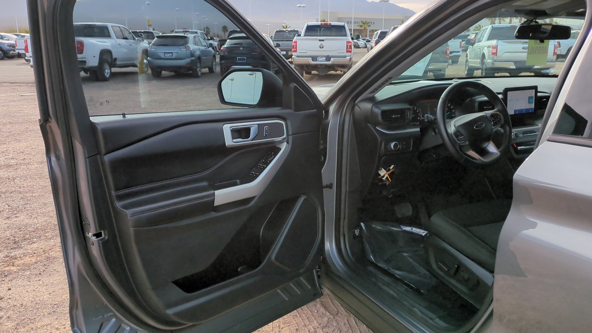 Used 2022 Ford Explorer XLT image 11