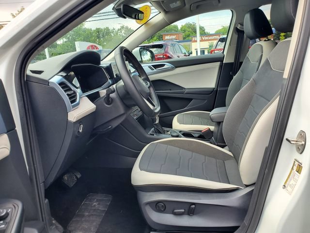 Used 2025 Volkswagen Taos SE AWD/4WD image 16