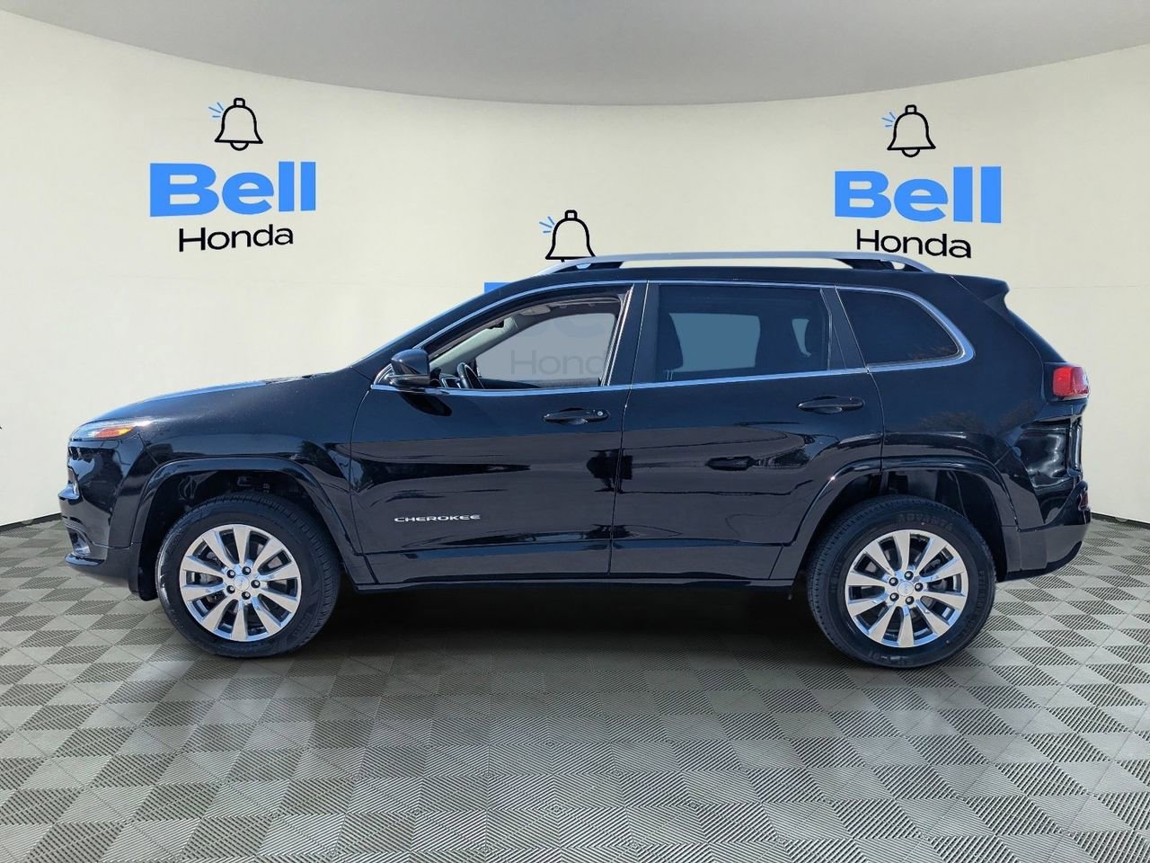 Used 2018 Jeep Cherokee Overland w/ Heavy Duty Protection Group AWD/4WD image 2