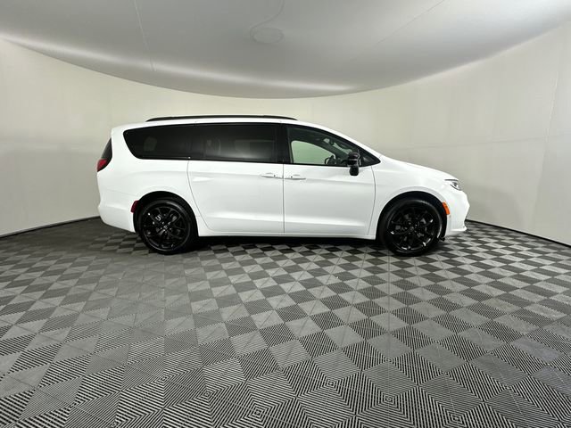 New 2026 Chrysler Pacifica Limited w/ S Appearance Package AWD/4WD image 5